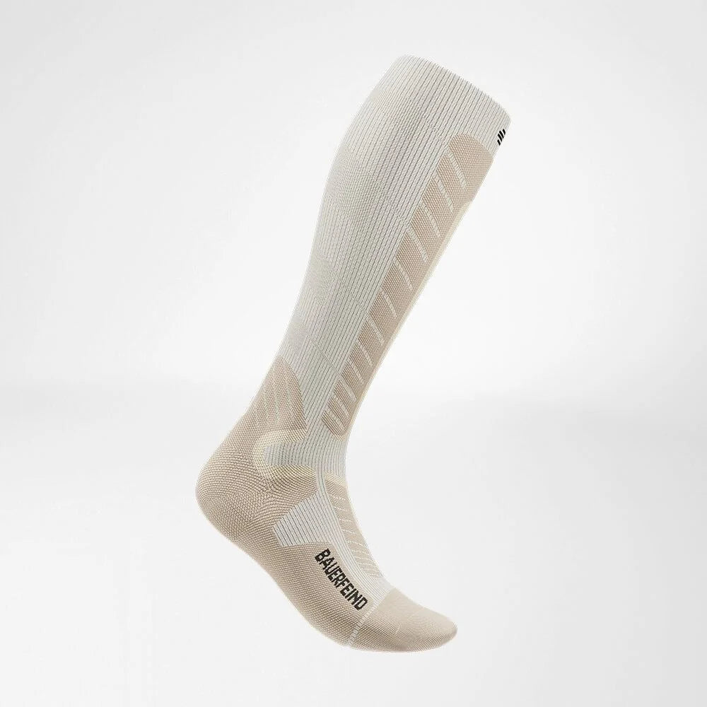 Bauerfeind Ski Alpine kompressionsstrumpa för dam i beige och vitt, sedd från sidan