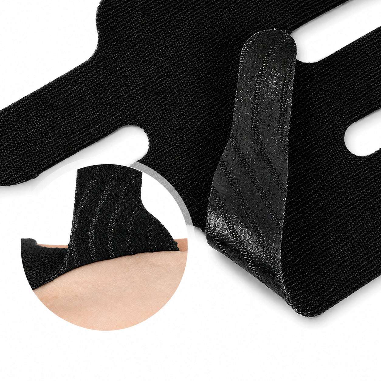 Närbild på svart fingertejp med strukturerad insida för bättre grepp mot huden.