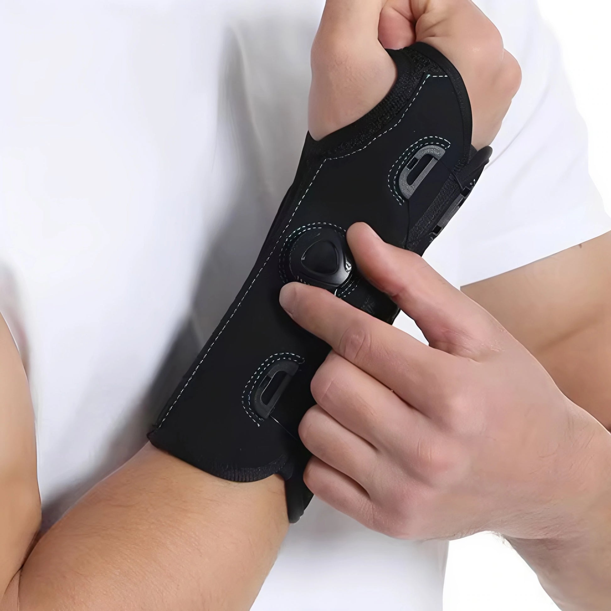 Person tar på sig tumstödet på handleden