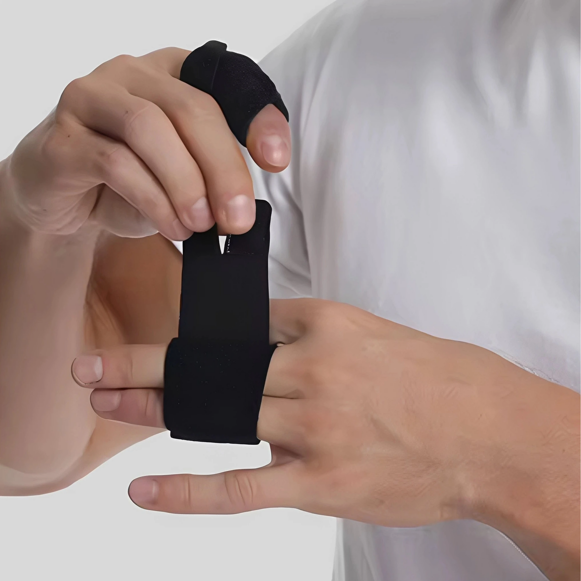 Person justerar fingerstödet runt fingret