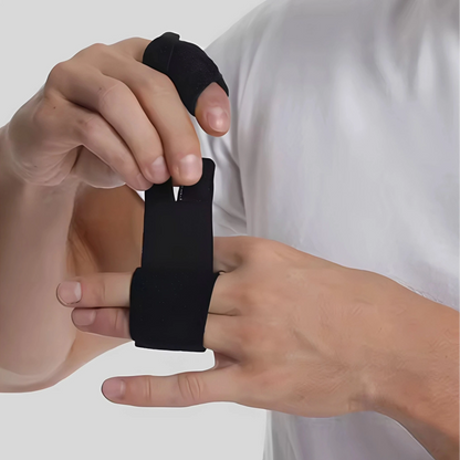 Person justerar fingerstödet runt fingret