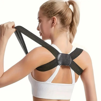 Person som bär ett justerbart ryggstöd som ger stöd för axlar och övre rygg