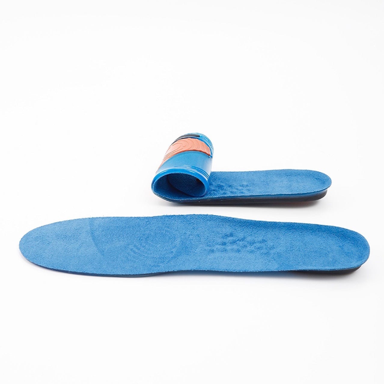 Bilden illustrerar att sulorna är böjbara och enkla att lägga i skon