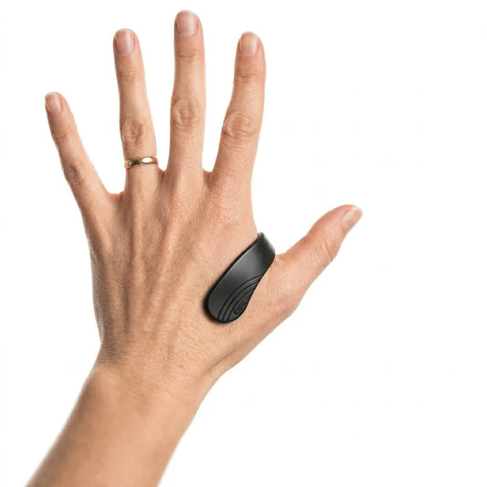 Akupressurklämma placerad på handen mellan tumme och pekfinger