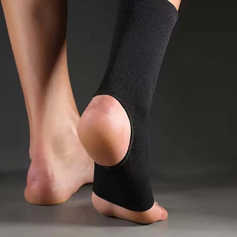 Svart kompressionsstrumpa med låg profil fotad bakifrån med öppen häl