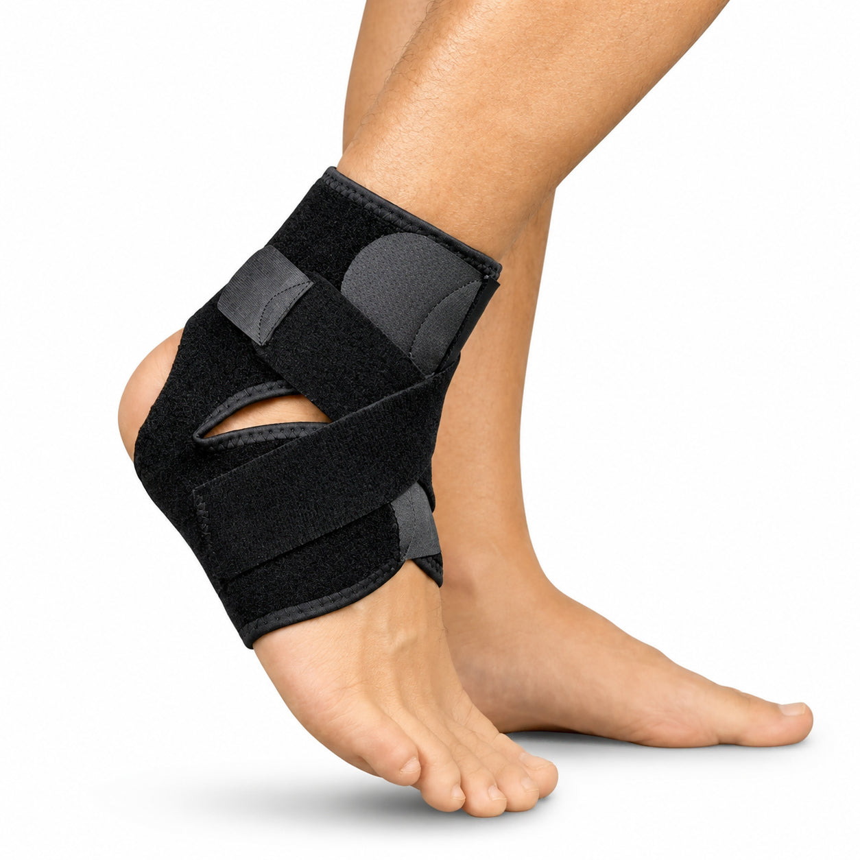 Ankelstöd med justerbara remmar som ger stabilitet, kompression och stöd för fotled och häl vid aktivitet och återhämtning.