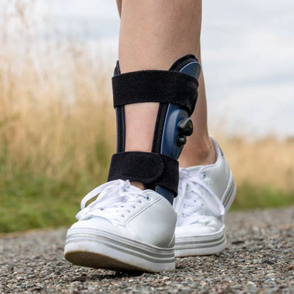 AirLoc fotledsortos buren med vita sneakers utomhus