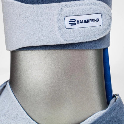 Det övre kardborrebandet med Bauerfeind-logotyp runt vaden