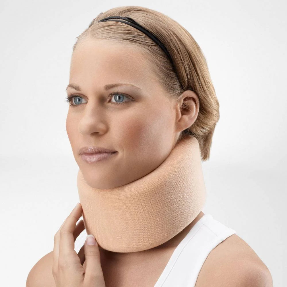 Kvinna med beige nackkrage ur Bauerfeinds CerviLoc-serie, vit bakgrund