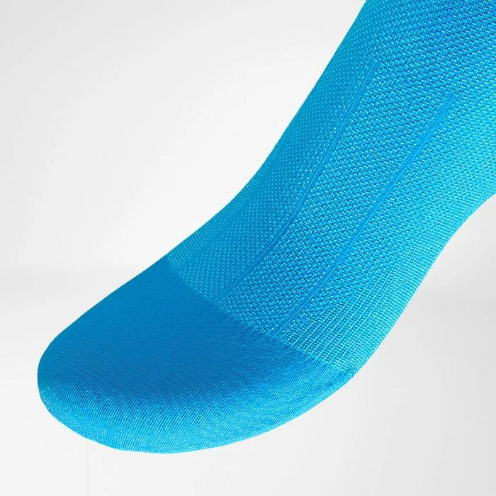 Närbild på fotdelen av den blå Compression Sock Performance