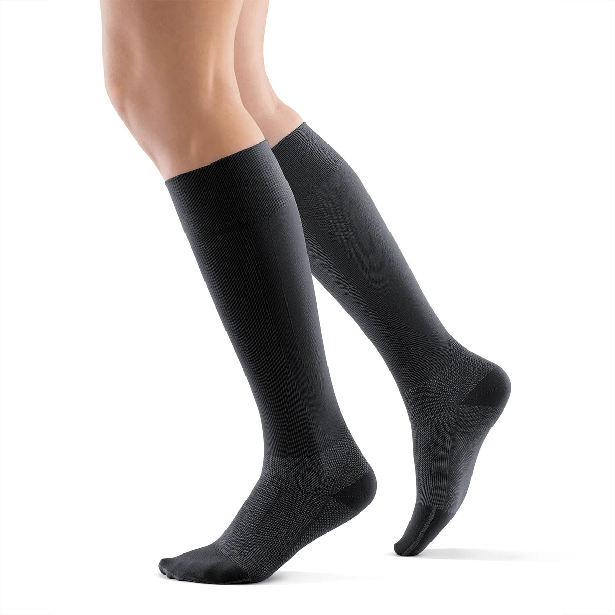 Bauerfeind Compression Sock Performance i svart på ben