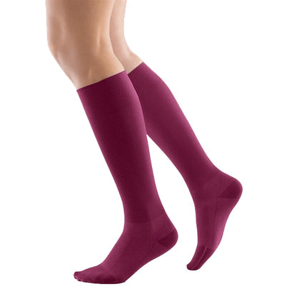 Bauerfeind Compression Sock Performance i vinrött på ben