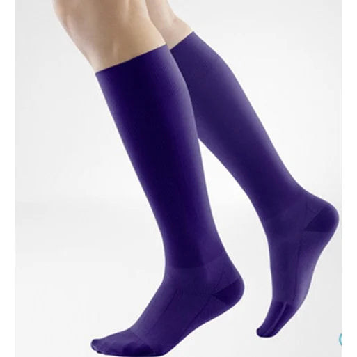 Bauerfeind Compression Sock Performance i lavendel på ben