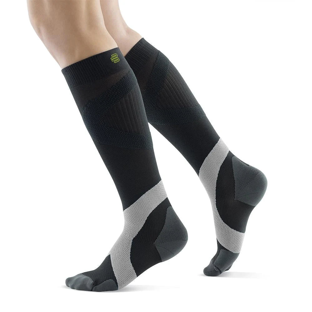 Bauerfeind Compression Sock Training i kol/polarvit på ben
