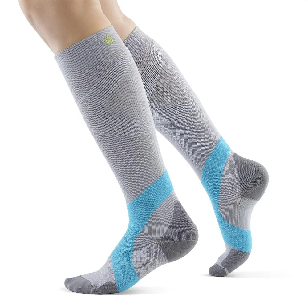 Bauerfeind Compression Sock Training i silver/blå på ben