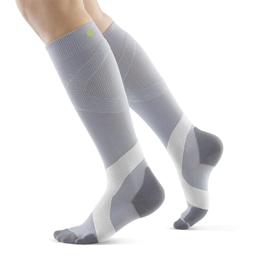 Bauerfeind Compression Sock Training i silver/polarvit på ben
