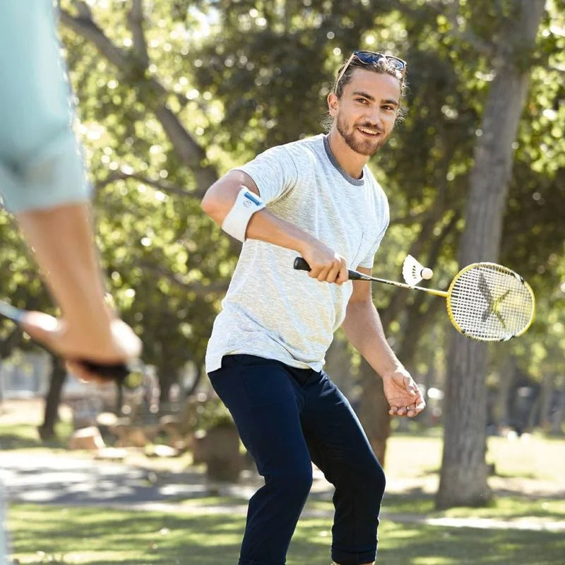 Man spelar badminton med Bauerfeind EpiPoint på underarmen