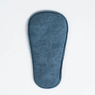 Bauerfeind LumboLoc Forte lumbalpelott i blågrått tyg, avlång form, vit bakgrund