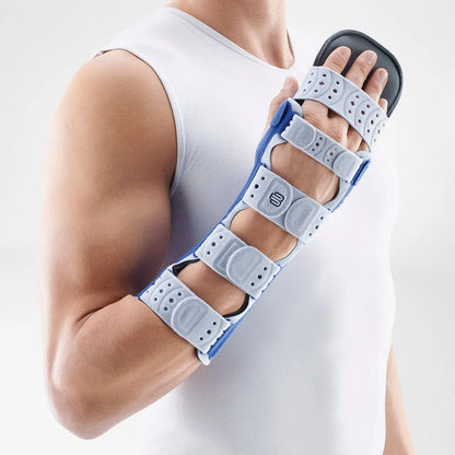 Bauerfeind ManuLoc Long Plus på hand och underarm med fixerade fingrar och fri tumme