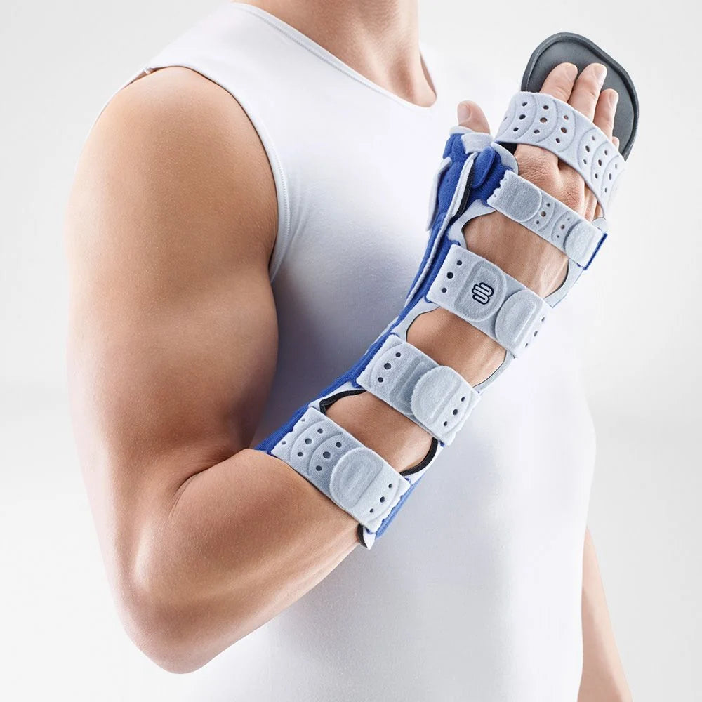Bauerfeind ManuLoc Rhizo Long Plus på hand och underarm med fixerade fingrar och tumme