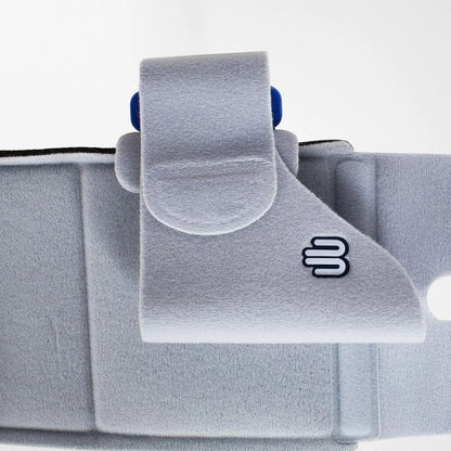 Närbild på OmoLocs handstödband med Bauerfeind-logotyp