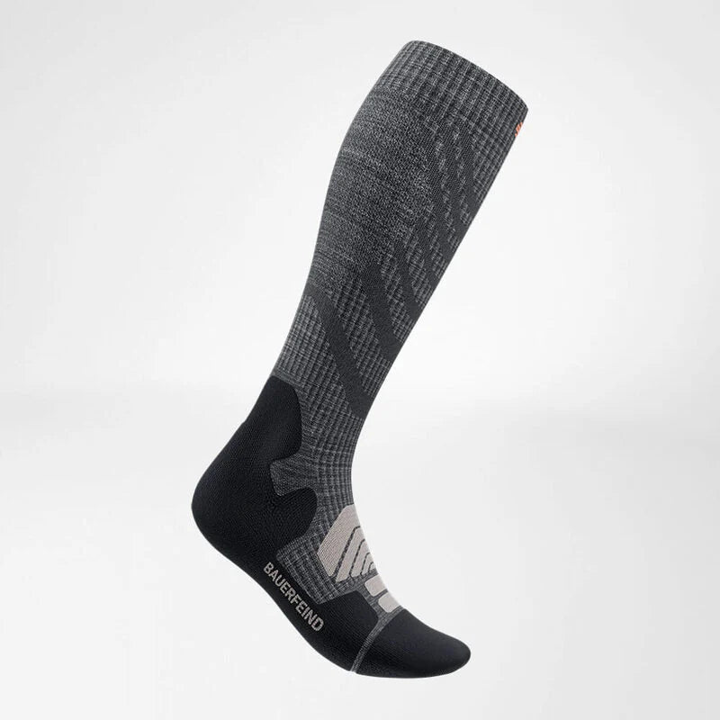 Bauerfeind Outdoor Merino kompressionsstrumpa i mörkgrått, knähög, herrmodell
