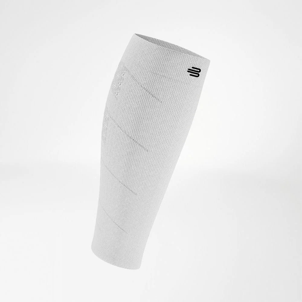 Bauerfeind Run Performance Compression Sleeves vadärm i vitt, vit bakgrund