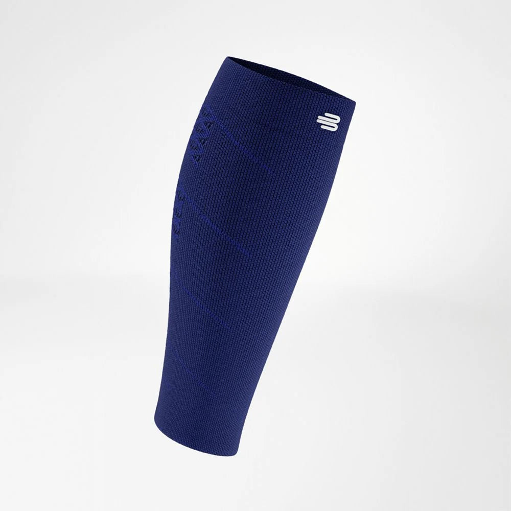 Bauerfeind Run Performance Compression Sleeves vadärm i marinblått, vit bakgrund