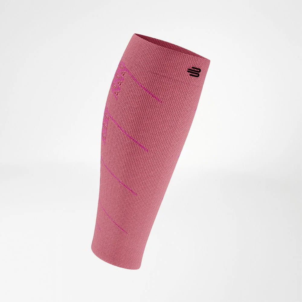 Bauerfeind Run Performance Compression Sleeves vadärm i korall, vit bakgrund