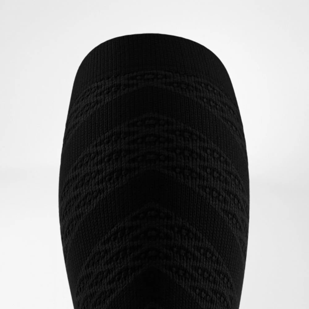 Närbild på stickningen och 3D Power Dots på en svart vadärm
