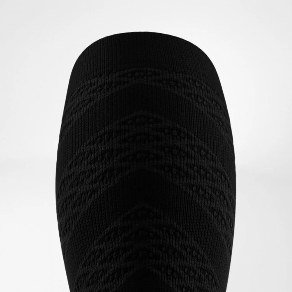 Närbild på stickningen med 3D-noppor över vaden