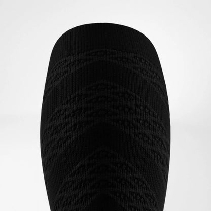 Närbild på stickningen med 3D-noppor över vaden