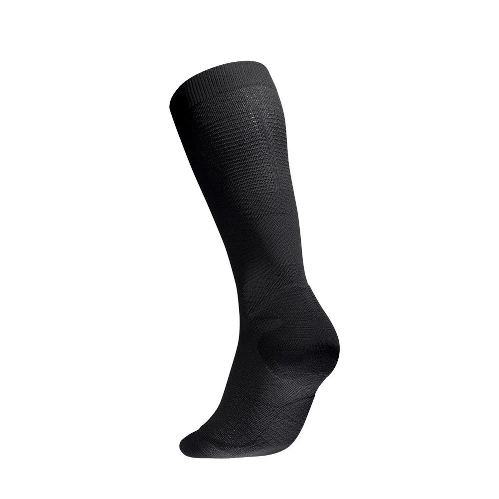 Svart Run Ultralight kompressionsstrumpa sedd snett bakifrån