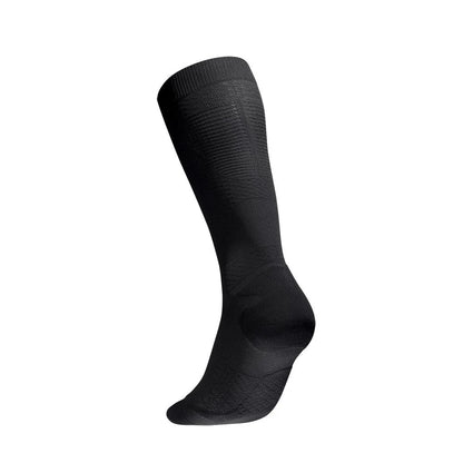 Svart Run Ultralight kompressionsstrumpa sedd snett bakifrån