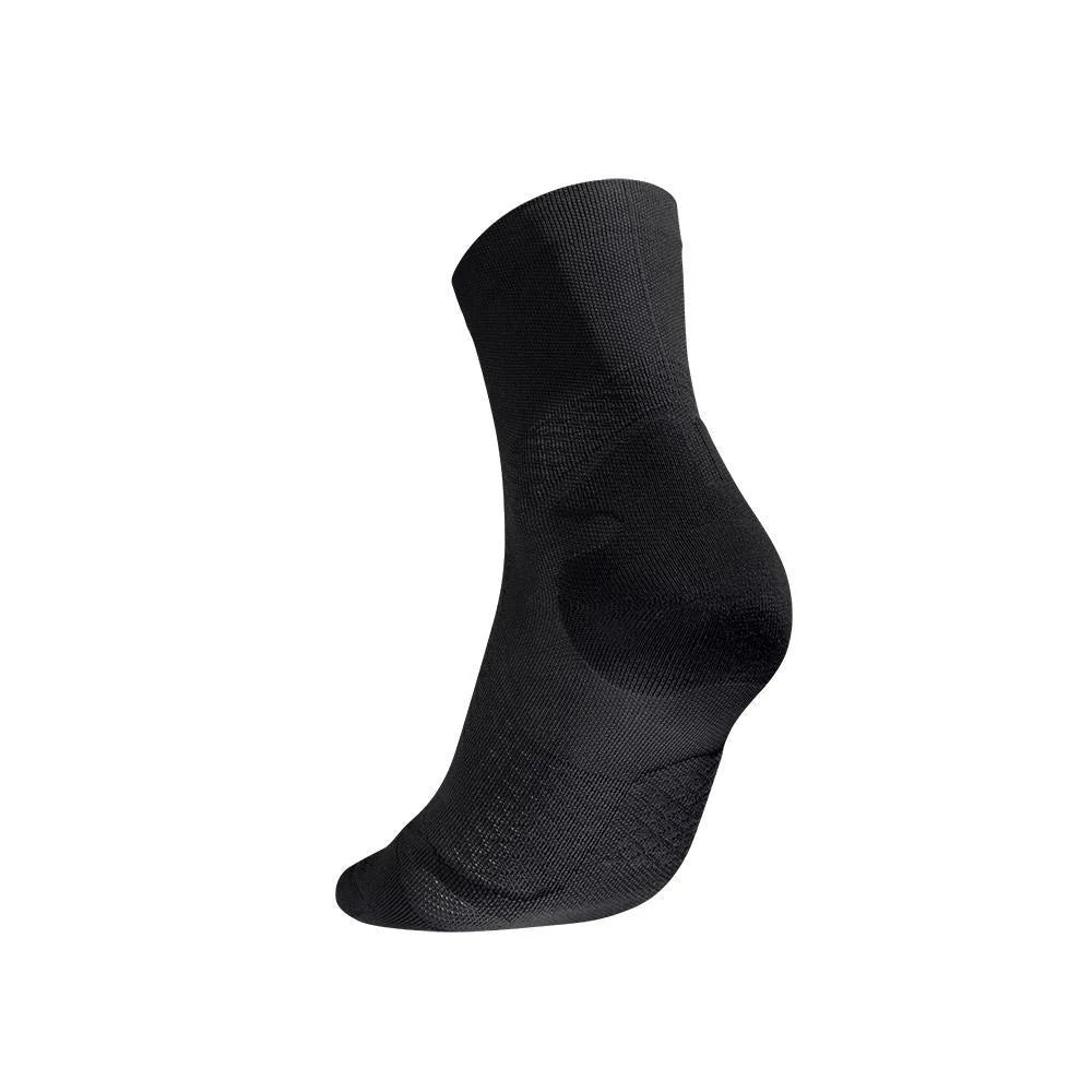 Svart Run Ultralight Mid Cut-strumpa sedd snett bakifrån