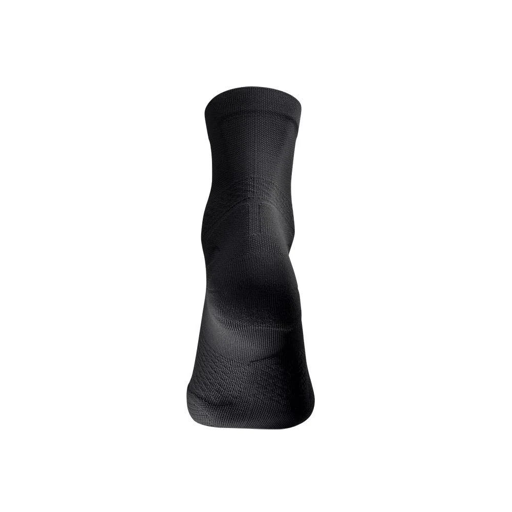 Svart Run Ultralight Mid Cut-strumpa sedd bakifrån