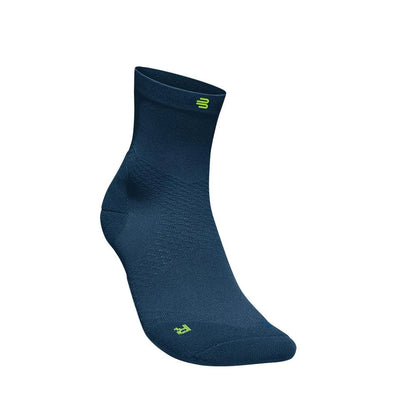 Bauerfeind Run Ultralight Mid Cut löparstrumpa i marinblått med limegrön logga