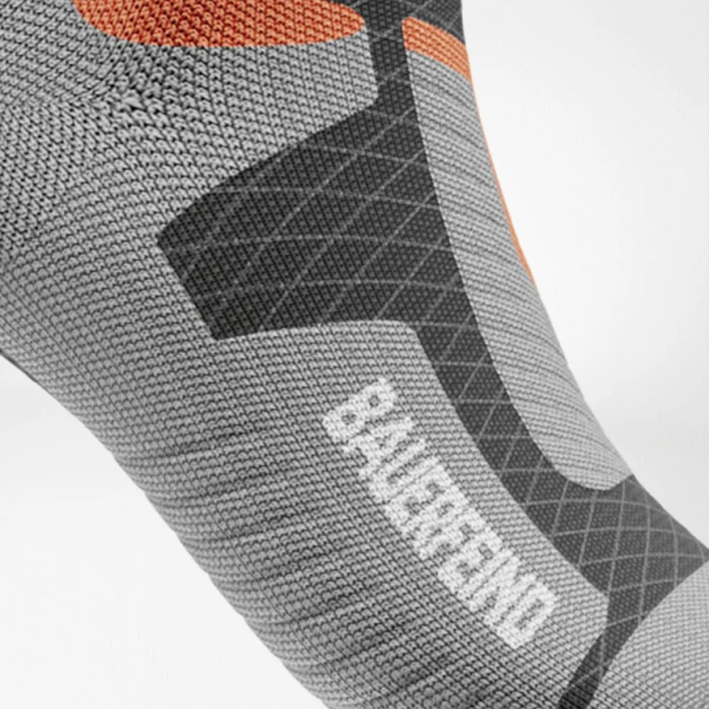 Närbild på Heel Protection-zonen och Bauerfeind-logga, antracit modell