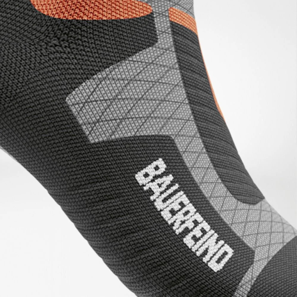 Närbild på Heel Protection-zonen och Bauerfeind-logga, grå modell