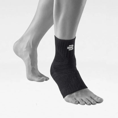 Bauerfeind Sports Ankle Support Dynamic i helt svart på fot