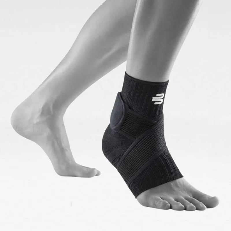 Bauerfeind Sports Ankle Support i helt svart med band lindat runt foten