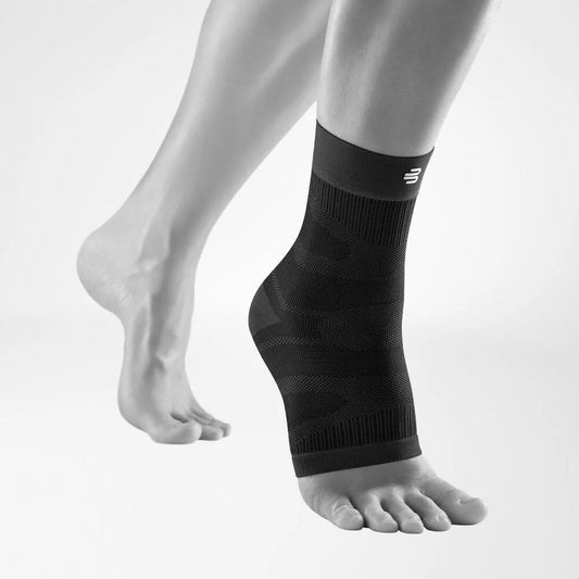 Bauerfeind Sports Compression Ankle Support i svart på foten, sett från sidan