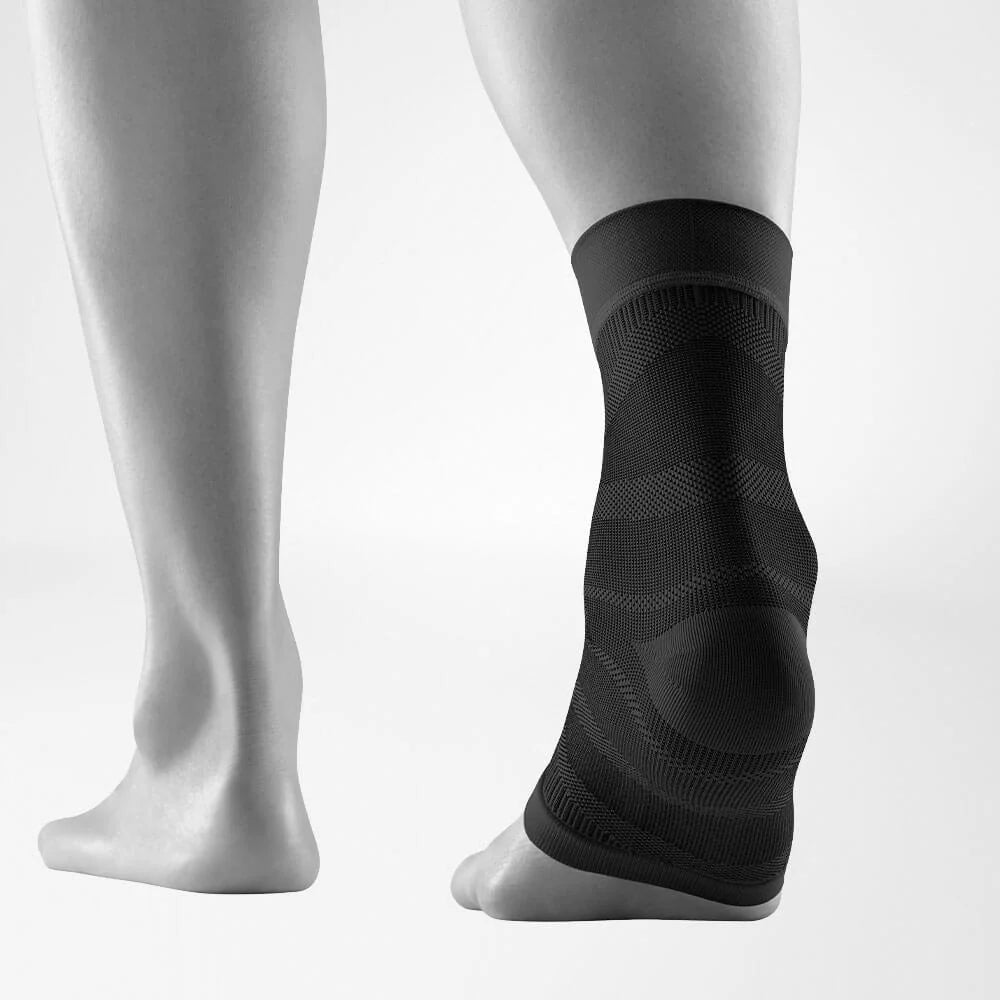 Bauerfeind Sports Compression Ankle Support i svart sett bakifrån