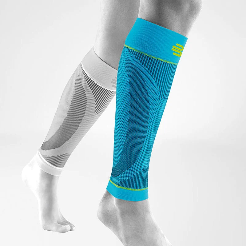 Bauerfeind Sports Compression Calf Sleeves i blått på underbenet, vit bakgrund