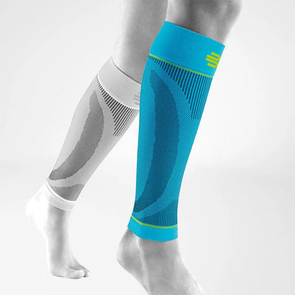 Bauerfeind Sports Compression Calf Sleeves i blått på underbenet, vit bakgrund