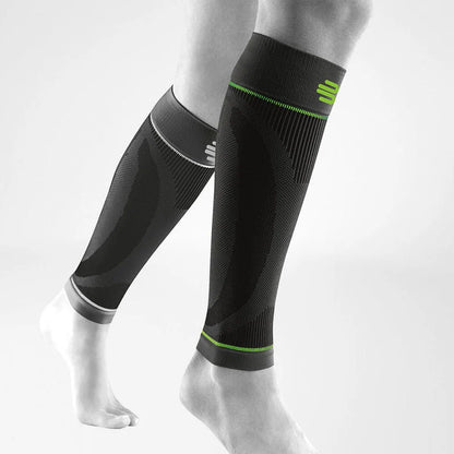 Bauerfeind Sports Compression Calf Sleeves i svart på underbenet, vit bakgrund