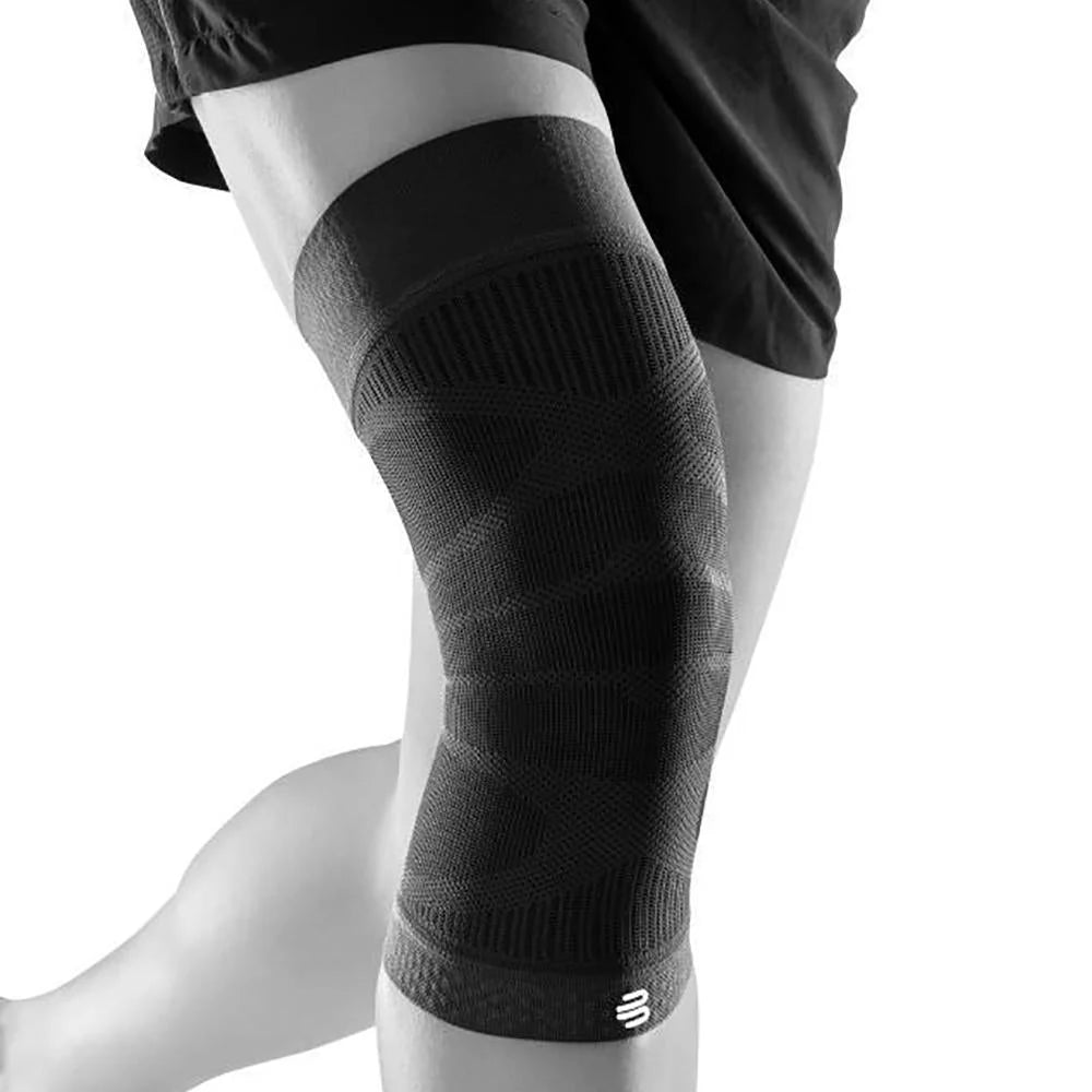 Bauerfeind Sports Compression Knee Sleeve i svart på knä