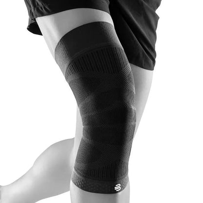 Bauerfeind Sports Compression Knee Sleeve i svart på knä
