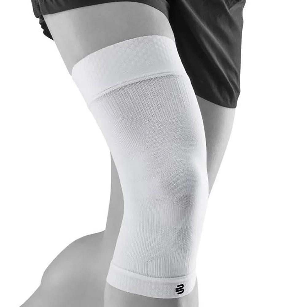 Bauerfeind Sports Compression Knee Sleeve i vitt på knä