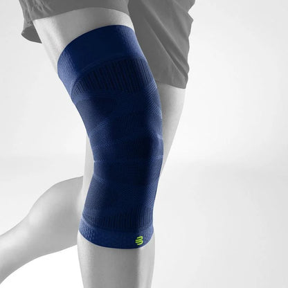 Bauerfeind Sports Compression Knee Sleeve i marinblått på knä